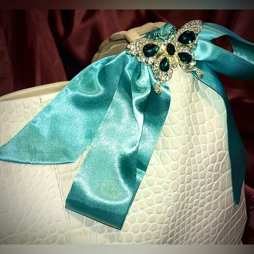 Vince Camuto Deeha Hobo Bag with VC Dust Bag - Picture 10 of 16